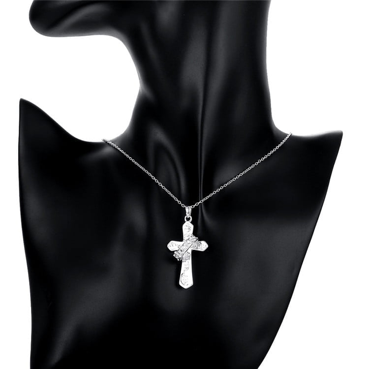 Srebrny naszyjnik duży gadki krzyż z grawerunkiem z koroną założoną w poprzek krzyżyka.